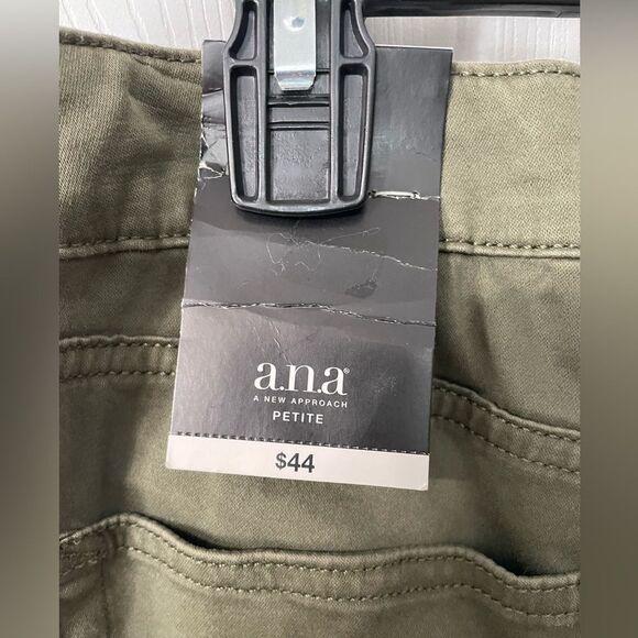 NWT a.n.a. A New Approach Size 14 Petite Olive Green Cargo Pants Cropped - Picture 6 of 9